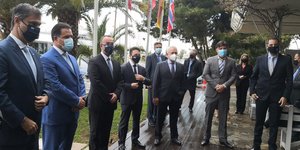 Από αριστερά: ο Υπουργός Τουρισμού, κ. Χάρης Θεοχάρης, ο Υπουργός Ανάπτυξης & Επενδύσεων, κ. Άδωνις Γεωργιάδης, ο Υπουργός Οικονομικών, κ. Χρήστος Σταϊκούρας, ο Διευθύνων Σύμβουλος του ΤΑΙΠΕΔ, κ. Ριχάρδος Λαμπίρης, ο Διευθύνων Σύμβουλος της Ελλάκτωρ, κ. Αναστάσιος Καλλιτσάντσης, ο Διευθύνων Σύμβουλος της Ανάπτυξη Νέας Μαρίνας Αλίμου, κ. Γιάννης Μωραΐτης και ο Δήμαρχος Αλίμου, κ. Ανδρέας Κονδύλης.
