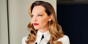 Η Υβόννη Μπόσνιακ με λευκό σύνολο