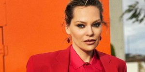 Η Υβόννη Μπόσνιακ με κόκκινο σύνολο