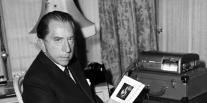 Ο Ζαν Πολ Γκετί ποζάρει στις 9 Οκτωβρίου 1957 κρατώντας στα χέρια ένα βιβλίο που συνέγραψε με την Ethel Levane με τον τίτλο “Collectors Choice” 