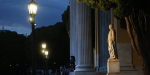 Το άγαλμα του Κωνσταντίνου Ζάππα που φιλοτέχνησε ο γλύπτης Γεώργιος Βρούτος, στην είσοδο του Ζαππείου Μεγάρο