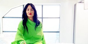 Η Ζενεβιέβ Μαζαρί με πράσινο σύνολο