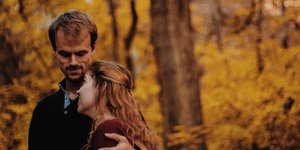 Ζευγάρι αγκαλιασμένο 