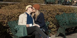 Ζευγάρι σε πάρκο της Σουηδίας χωρίς μάσκες