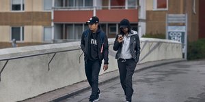 Κόσμος περπατά σε δρόμο της Σουηδίας