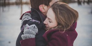 Ζευγάρι αγκαλιασμένο στα χιόνια