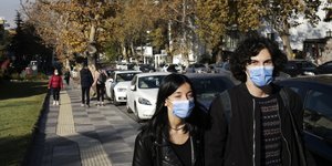 ζευγαρι με μασκες