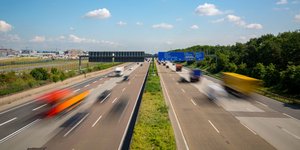 Αυτοκίνητα τρέχουν με μεγάλη ταχύτητα στην Autobahn