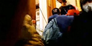 H στιγμή που η οπαδός του Τραμπ σκαρφαλώνει από σπασμένο παράθυρο στο Καπιτώλιο και δέχεται τα πυρά