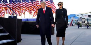 Ο Μπάρον Τραμπ δεν συνόδευσε τον Ντόναλντ και τη Μελάνια στην αεροπορική βάση Άντριους