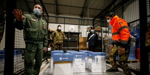 Αφίξη παρτίδας εμβολίων για την Covid-19 σε στρατιωτικό αεροδρόμιο της Ρώμης