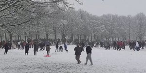 Εκατοντάδες νεαροί μετείχαν στον χιονοπόλεμο σε πάρκο του Λιντς της Βρετανίας