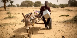 Μεταφορά εμβολίων σε απομακρυσμένο χωριό στο Μάλι