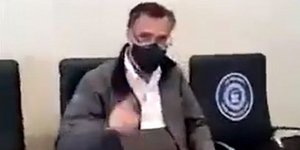 Ο Ρεπουμπλικανός γερουσιαστής Μιτ Ρόμνεϊ την ώρα που δέχεται φραστική επίθεση από οπαδούς του Τραμπ