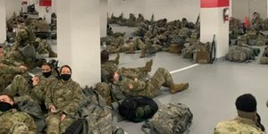 Μέλη της εθνοφρουράς των ΗΠΑ κοιμούνται σε πάρκινγκ