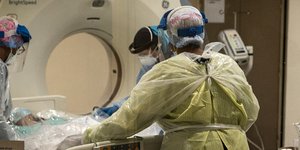 Eξέταση ασθενούς της Covid-19 σε νοσοκομείο της Νότιας Αφρικής, όπου εξαπλώνεται το νέο στέλεχος του κορωνοϊού / Φωτογραφία: AP Photo / Shiraaz Mohamed