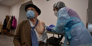 Τρόφιμος οίκου ευγηρίας στην Ισπανία λαμβάνει τη δεύτερη δόση του εμβολίου της Pfizer