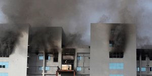 Μαύροι καπνοί βγαίνουν από τη μονάδα παραγωγής εμβολίων Serum Institute στο Πουν της Ινδίας
