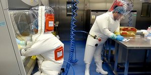 Ερευνητές στο Ινστιτούτο Ιολογίας της Ουχάν στην Κίνα