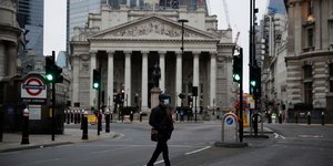 Άδειοι δρόμοι στο Λονδίνο, μετά την επιβολή lockdown στη Βρετανία