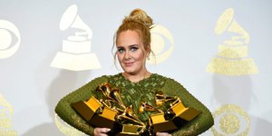 Η Αντέλ με τα βραβεία Grammy στην αγκαλιά της