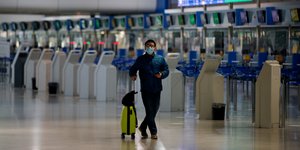 Τουρίστας με βαλίτσα στο Ελ. Βενιζέλος