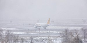 Αεροπλάνο καθηλωμένο στον αεροδριάδρομο του αεροδρομίου της Μαδρίτης στην Ισπανία