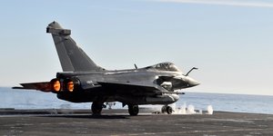 Αεροσκάφος Rafale ετοιμάζεται για απογείωση από πλατφόρμα