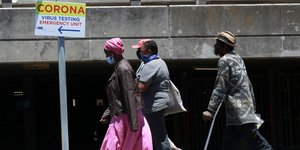 Νοτιοαφρικανοί κατευθύνονται σε κέντρο για τεστ κορωνοϊού