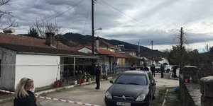 Αστυνομία έξω από το σπίτι στο χωριό Χαλκιόπουλο Αιτωλοακαρνίας