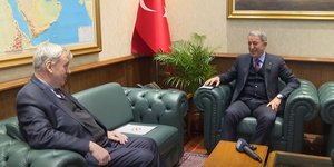 Δεξιά ο Χουλουσί Ακάρ και αριστερά ο Γερμανός Πρέσβης