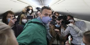 Ο Αλεξέι Ναβάλνι στο αεροπλάνο με το οποίο έφτασε στη Μόσχα, φωτογραφίζεται με τους συνεπιβάτες του