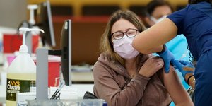 Γυναίκα κάνει το εμβόλιο στις ΗΠΑ