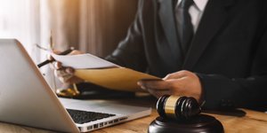 Δικηγόρος με σφυρί μπροστά σε laptop