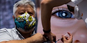 Ανδρας κάνει εμβόλιο για τον κορωνοϊό στο Ισραήλ