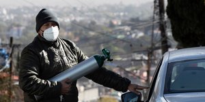Μεξικανός κρατά φιάλη οξυγόνου