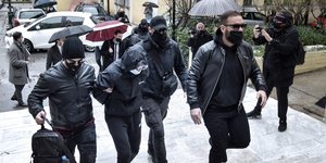 Ο ανήλικος που ξυλοκόπησε σταθμάρχη οδηγείται από αστυνομικούς στον ανακριτή