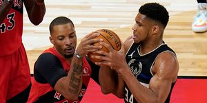 Αντετοκούνμπο και Πάουελ διεκδικούν τη μπάλα