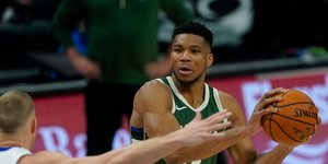 Ο Αντετοκούνμπο κρατά την μπάλα στο ματς με το Ντιτρόιτ