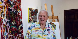 Ο Αντονι Χόπκινς δίπλα σε πίνακες ζωγραφικής