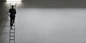 αντρας ανεβαινει σκαλα