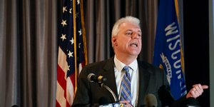 O αρχηγός της αστυνομίας στο Ουισκόνσιν σε συνέντευξη Τύπου