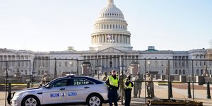 Άνδρες της αστυνομίας και στρατιώτες έξω από το Καπιτώλιο