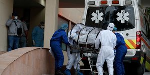 Τραυματιοφορείς μεταφέρουν ασθενή σε νοσοκομείο στο Μεξικό