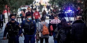 Αστυνομικοί στο κέντρο της Αθήνας την Κυριακή, με αυξημένη κίνηση λόγω λειτουργίας των καταστημάτων