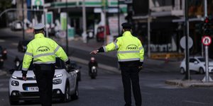 Αστυνομικοί σταματούν όχημα για έλεγχο