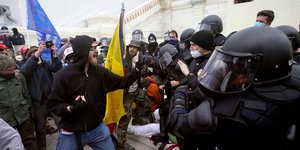 Επεισόδια μεταξύ διαδηλωτών και αστυνομικών στο Καπιτώλιο