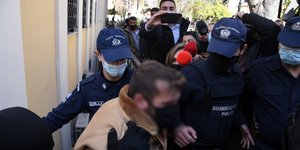 Ο κατηγορούμενος για σεξουαλική κακοποίηση ανήλικης κρατείται από αστυνομικούς