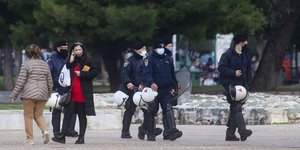 αστυνομικοι κρανος χερι