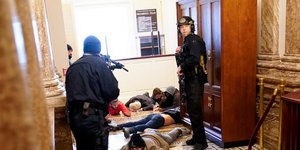 Αστυνομικοί κρατούν στο έδαφος εισβολείς στο Καπιτώλιο
